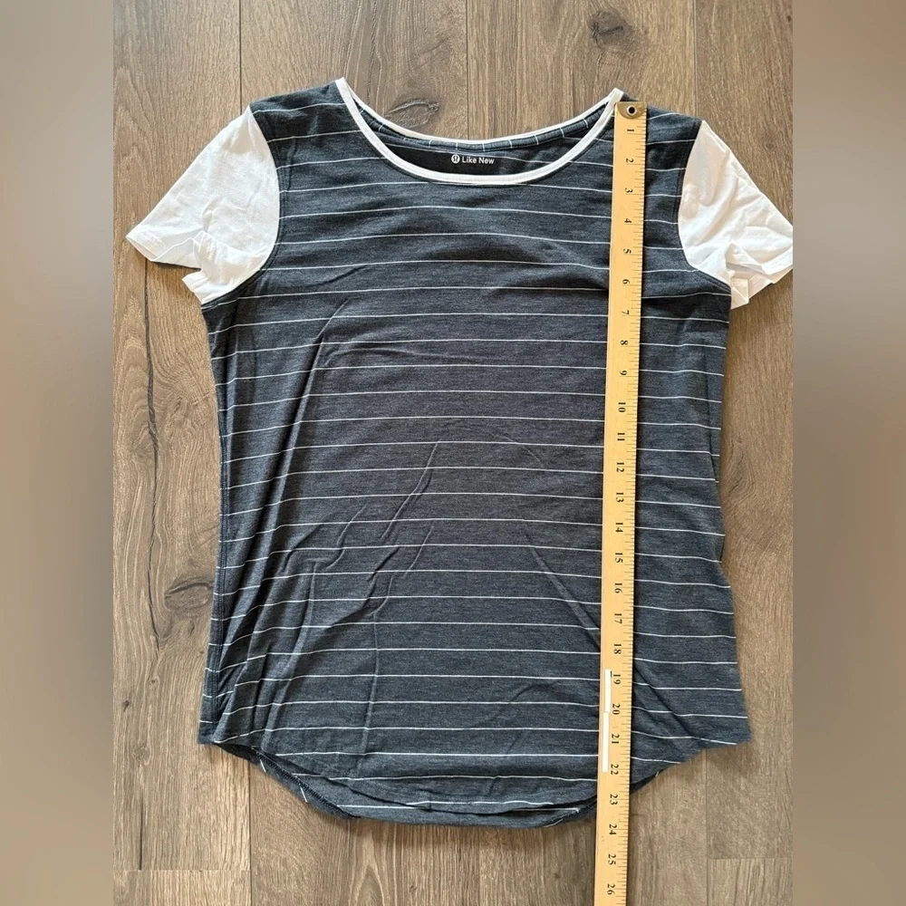 Lululemon Lightweight Athletic Short Sleeve shirt Size Small